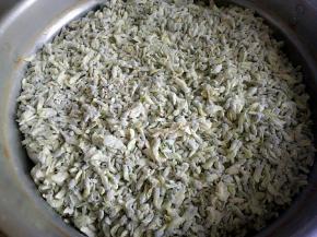 把槐花铺上去，盖上盖子，中火，上汽以后蒸十五分钟