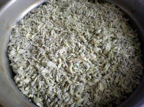 把槐花铺上去，盖上盖子，中火，上汽以后蒸十五分钟