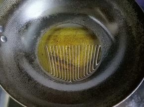 热锅中倒油