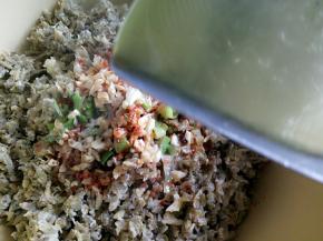 把热油浇在料上