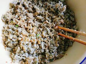 用筷子拌匀即可