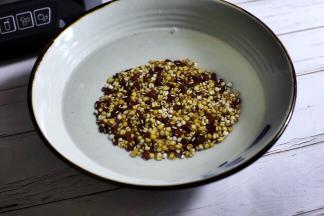 将赤小豆、薏米洗净，泡水一个小时。