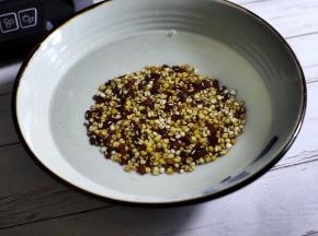 将赤小豆、薏米洗净，泡水一个小时。