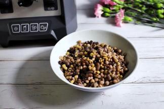 将煮好的红豆薏米盛入碗里，汤用杯子装好，凉至微温。