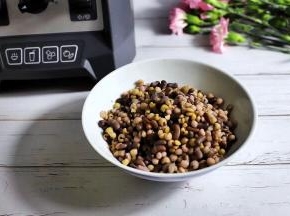 将煮好的红豆薏米盛入碗里，汤用杯子装好，凉至微温。