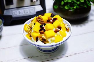 撒上坚果果干。