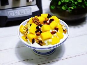 撒上坚果果干。