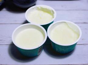 将冻硬的酸奶从冰箱取出。