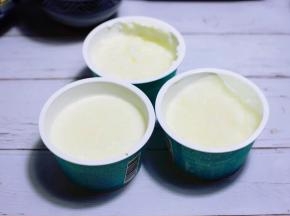 将冻硬的酸奶从冰箱取出。