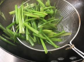 煮沸后捞出沥水