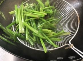 煮沸后捞出沥水