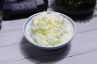 将酸奶刨冰取出，装入盘子里。