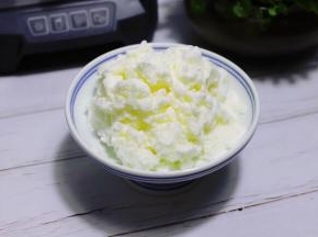 将酸奶刨冰取出，装入盘子里。