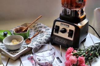 将微温的红豆薏米及其泡软的红枣一起倒入搅拌杯里,加入适量的红豆薏米汤，至1200ml的水位线即可，再盖上盖子。