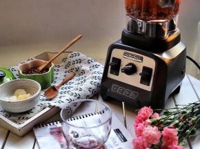 将微温的红豆薏米及其泡软的红枣一起倒入搅拌杯里,加入适量的红豆薏米汤，至1200ml的水位线即可，再盖上盖子。