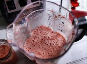 打开杯盖，冰块已经粉碎成细腻的冰沙了，颜色非常诱人。