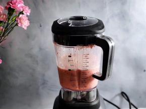 55秒后，机器停止，酸酸甜甜的草莓酸奶冰沙就做好了。

