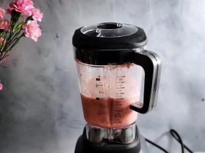 55秒后，机器停止，酸酸甜甜的草莓酸奶冰沙就做好了。

