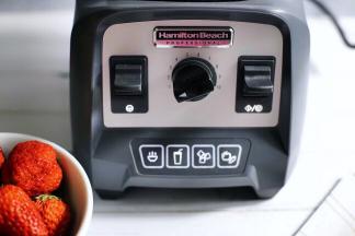 接着按“冰沙”功能键，继续搅拌。