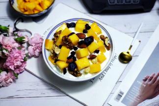 吃一口，非常细腻，入口即化，搭配坚果果干一起吃，好吃到极致。