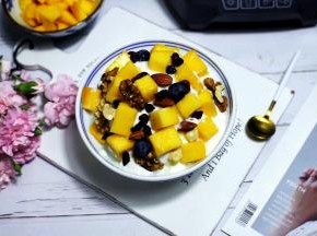 吃一口，非常细腻，入口即化，搭配坚果果干一起吃，好吃到极致。