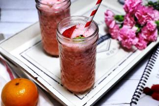 把冰沙倒入杯子里，表面切两个草莓装饰一下，美美哒！