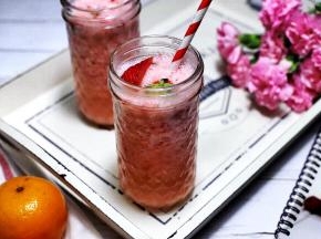 把冰沙倒入杯子里，表面切两个草莓装饰一下，美美哒！