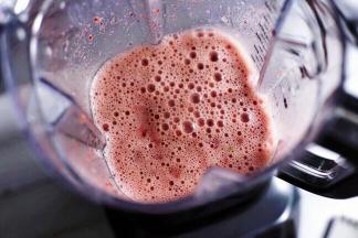 搅拌几秒钟后暂停一下，打开盖子。