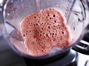 搅拌几秒钟后暂停一下，打开盖子。