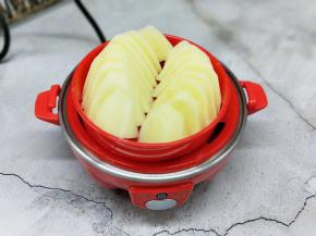 土豆去皮，洗干净，之后切薄片，放入煮蛋器的料理盘中。盖上煮蛋器的盖子，将煮蛋器链接电源，将土豆片蒸熟即可。