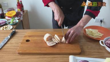 土豆、藕去皮后切成约条状