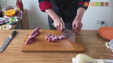 排骨剁成2cm长短的块儿，排骨的块儿不能太大，否则不便于入味