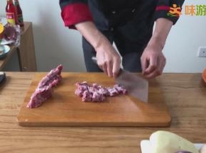排骨剁成2cm长短的块儿，排骨的块儿不能太大，否则不便于入味