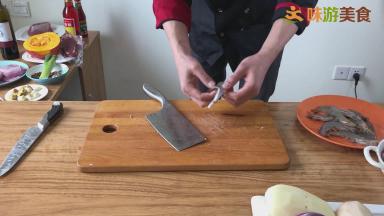 虾头部的触须切掉，再从背部下刀将虾切开但是不切断，这样是方便去掉虾线和头部的囊，同时做好后外形会更美观，注意虾壳不能剥掉。