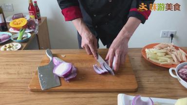 将洋葱也切成手指粗的条状