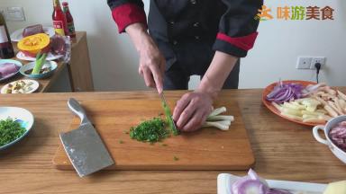 小葱切成葱花