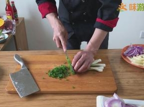 小葱切成葱花