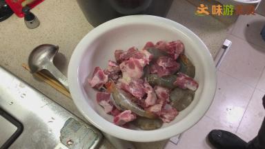 排骨和虾加入少许盐、鸡粉、味精抓匀，然后加入适量料酒（大约3-4瓶盖）抓匀，最后放入适量淀粉拌匀，有点粘手的时候就可以了（加入淀粉有助于在制作过程中锁住虾和排骨的营养，同时可以让肉质更加紧实，口感会更好。）码味8分钟左右即可