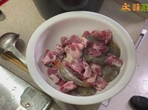 排骨和虾加入少许盐、鸡粉、味精抓匀，然后加入适量料酒（大约3-4瓶盖）抓匀，最后放入适量淀粉拌匀，有点粘手的时候就可以了（加入淀粉有助于在制作过程中锁住虾和排骨的营养，同时可以让肉质更加紧实，口感会更好。）码味8分钟左右即可