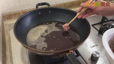 锅里放入食用油（需要没过排骨），等油温烧至7成热左右（开始有烟的时候），将排骨一块一块放入锅中炸制，切忌将所有排骨一起倒进锅内，避免排骨粘连，同时还可以保证每块排骨受热更加均匀。排骨水分炸干，表面金黄色即可捞出沥油。