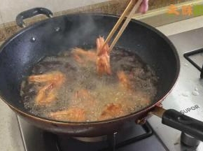 然后再放入虾，将水分炸干，炸制虾表面发硬即可捞出沥油
