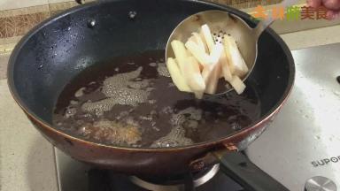 然后用5成热的油温炸制土豆条和藕条，土豆发软变金黄色，藕条稍变软时即可捞出沥油