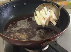 然后用5成热的油温炸制土豆条和藕条，土豆发软变金黄色，藕条稍变软时即可捞出沥油