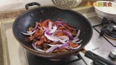 加入辣椒面（辣椒面不能先放，先放的话辣椒面会糊，不仅颜色发黑还会发苦）、洋葱（洋葱也不能和土豆、藕一起放，避免洋葱过软不成形）、少许花椒油、少许香油翻炒均匀，然后放入熟芝麻，少许孜然粉，炒匀即可出锅