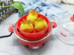 将做好的凤尾虾，放入煮蛋器的料理盘中。