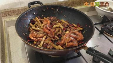 然后加入土豆条和藕条，小火翻炒，加入少许味精（约1小调味勺）、白糖（约0.5小调味勺）、鸡粉调味（约1小调味勺），翻炒均匀