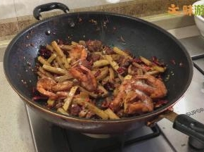 然后加入土豆条和藕条，小火翻炒，加入少许味精（约1小调味勺）、白糖（约0.5小调味勺）、鸡粉调味（约1小调味勺），翻炒均匀