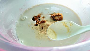 米糊中放入红糖，发酵粉。