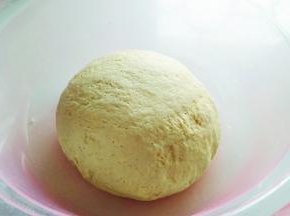 揉成软硬适中的面团，盖上锅盖进行发酵。