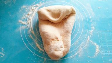 取出面团用力均匀的揉面，尽量多揉一揉，这样蒸出来的馒头光滑。